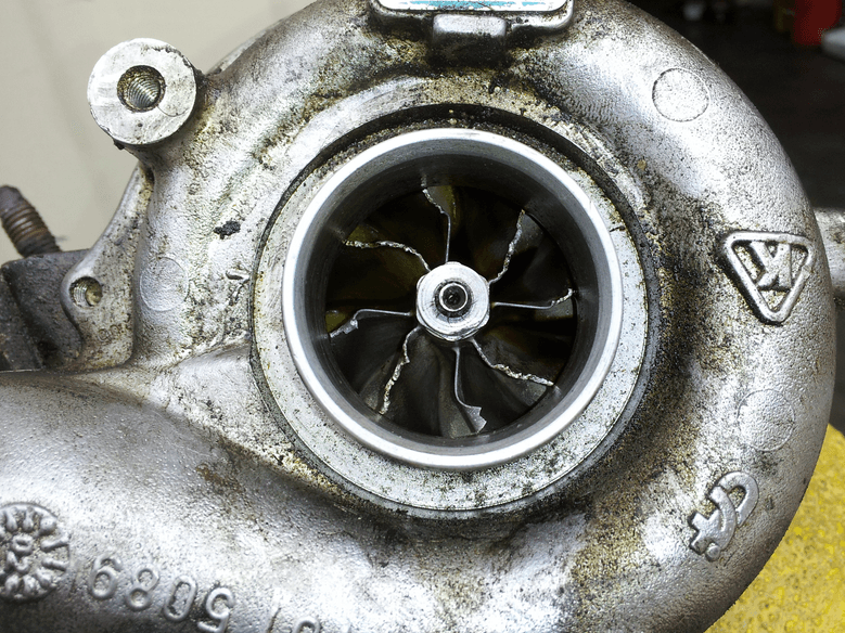 Turbo dañado que necesita reparación — Turbo Performance